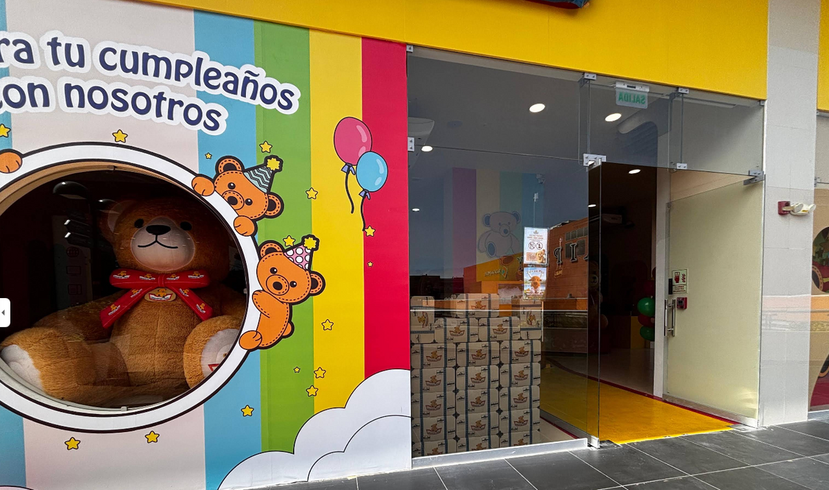 Fachada de la tienda Universo Tutu en Plaza San Miguel, Lima
